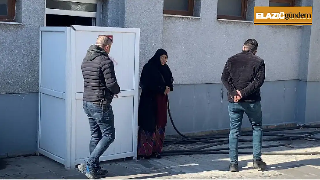 Zabıtayı gören dilenci, kadınlar tuvaletine saklandı