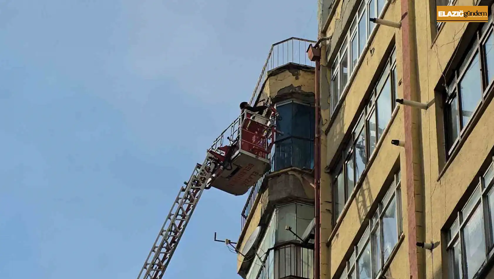 Elazığ'da binanın dış cephe sıvaları döküldü, itfaiye ve polis alarma geçti