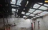 Elazığ'da etkili olan fırtına ahırın çatısını uçurdu