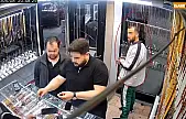 Elazığ'da saat hırsızlığı kamerada: Saatin fiyatını sordu, kameraya baktı, cebine atıp uzaklaştı