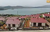 Hem güven hem de huzur veren göl manzaralı deprem konutları