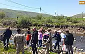 Karakoçan'da deredeki balık ölümleri için numuneler alındı
