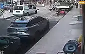 Yolda dengesini kaybedip düşen yaşlı adama motosiklet çarptı