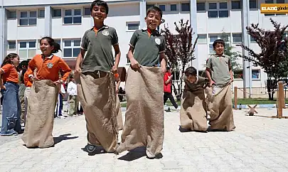 Elazığ'da 'Geleneksel Oyun Tırı' çocukları doyası eğlendirdi
