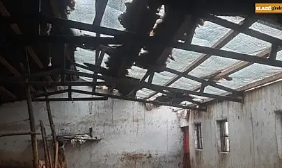 Elazığ'da etkili olan fırtına ahırın çatısını uçurdu