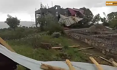 Elazığ'da fırtına evin çatısını uçurdu