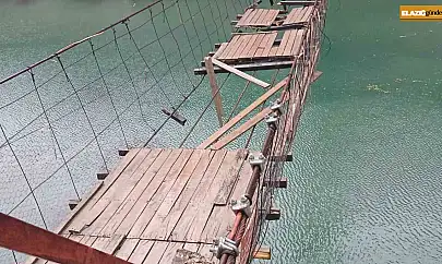 Elazığ'da fırtınadan dolayı asma köprü zarar gördü