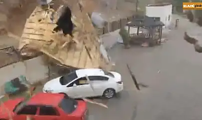 Elazığ'da fırtınadan uçan çatı araçların yanına düştü