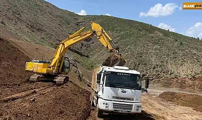 Elazığ'da heyelan nedeniyle zarar gören köy yollarının onarımı sürüyor