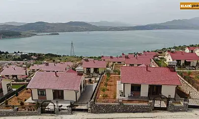 Hem güven hem de huzur veren göl manzaralı deprem konutları