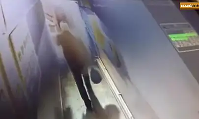 İki farklı motosiklet hırsızlığı, iki farklı kamerada: Birisi çaldı, diğeri kaçtı
