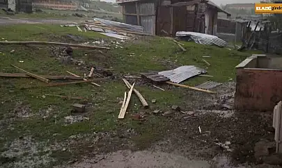Karkaoçan'da fırtına evlerin çatılarını uçurdu