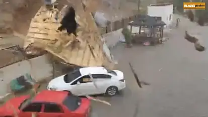 Elazığ'da fırtınadan uçan çatı araçların yanına düştü