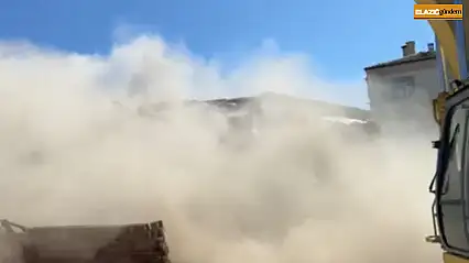 Elazığ'da ağır hasarlı yapıların yıkımları sürüyor