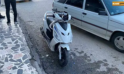 Motosiklete çarpan otomobilin sürürücü olay yerinden kaçtı, 2 kişi yaralandı