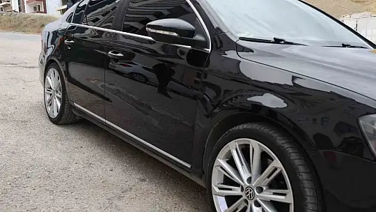 ''Kimsenin ekmeğine taş koymak istemem ama'' dedi, milyonluk aracını taşla doldurdu