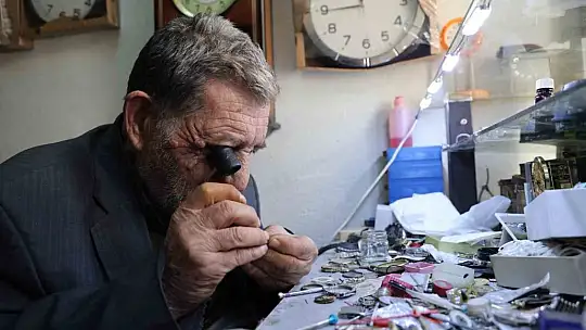 'Tik tak' sesleriyle geçen bir ömür: 65 yıldır 'zamanı' ayarlıyor