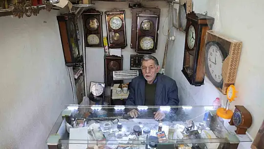 'Tik tak' sesleriyle geçen bir ömür: 65 yıldır 'zamanı' ayarlıyor