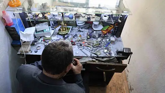 'Tik tak' sesleriyle geçen bir ömür: 65 yıldır 'zamanı' ayarlıyor