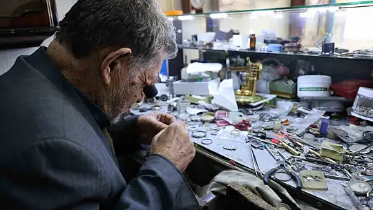 'Tik tak' sesleriyle geçen bir ömür: 65 yıldır 'zamanı' ayarlıyor