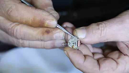 'Tik tak' sesleriyle geçen bir ömür: 65 yıldır 'zamanı' ayarlıyor