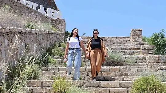 100 kadın, tarihi Pertek Kalesi'ni gezdi