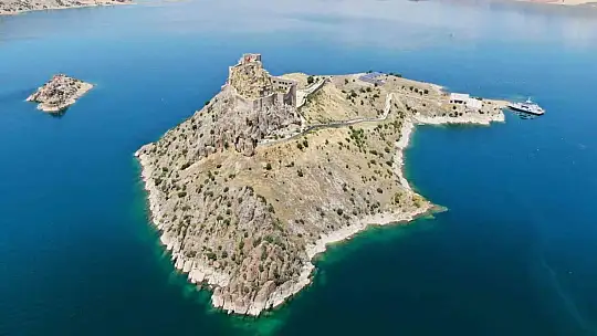 100 kadın, tarihi Pertek Kalesi'ni gezdi