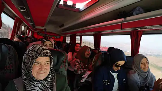 100 kadın, tarihi Pertek Kalesi'ni gezdi