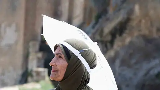 100 kadın, tarihi Pertek Kalesi'ni gezdi