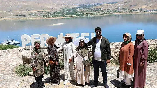 100 kadın, tarihi Pertek Kalesi'ni gezdi