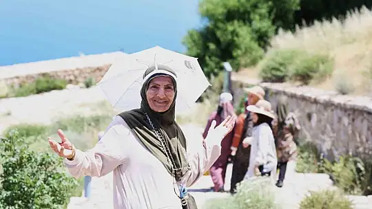 100 kadın, tarihi Pertek Kalesi'ni gezdi