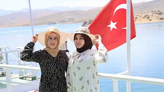 100 kadın, tarihi Pertek Kalesi'ni gezdi