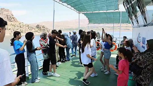 100 kadın, tarihi Pertek Kalesi'ni gezdi