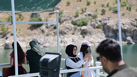 100 kadın, tarihi Pertek Kalesi'ni gezdi