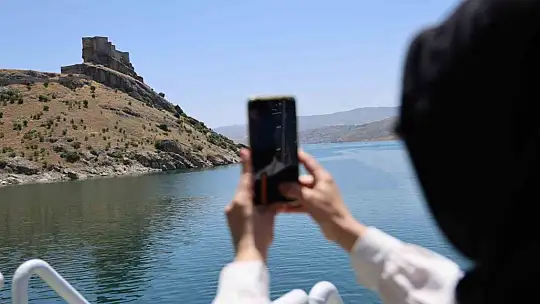 100 kadın, tarihi Pertek Kalesi'ni gezdi
