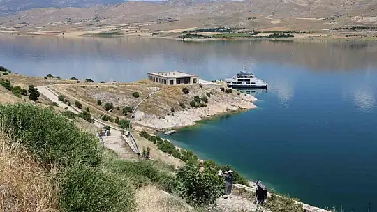 100 kadın, tarihi Pertek Kalesi'ni gezdi