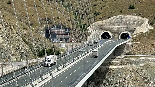 16 şehri birbirine bağlayan 'Fırat'ın gerdanlığı' Kömürhan Köprüsünü 7 milyondan fazla araç kullandı