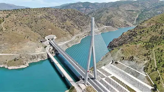 16 şehri birbirine bağlayan 'Fırat'ın gerdanlığı' Kömürhan Köprüsünü 7 milyondan fazla araç kullandı