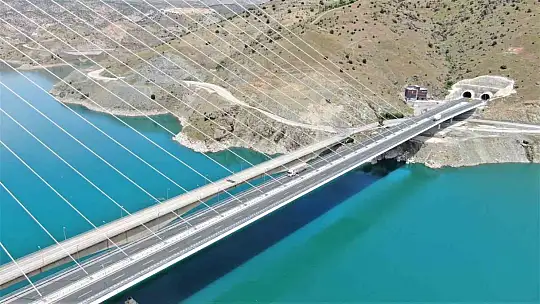 16 şehri birbirine bağlayan 'Fırat'ın gerdanlığı' Kömürhan Köprüsünü 7 milyondan fazla araç kullandı