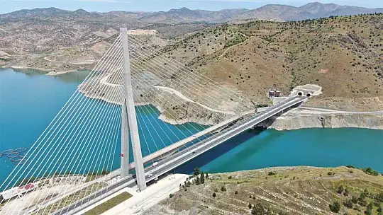 16 şehri birbirine bağlayan 'Fırat'ın gerdanlığı' Kömürhan Köprüsünü 7 milyondan fazla araç kullandı