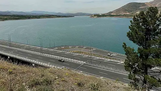 16 şehri birbirine bağlayan 'Fırat'ın gerdanlığı' Kömürhan Köprüsünü 7 milyondan fazla araç kullandı