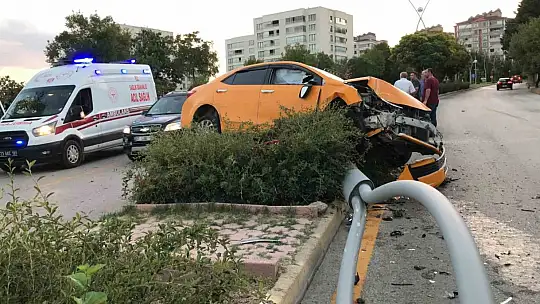 3 araca çarptı kaçtı, refüje çıkıp direği devirdi: 1 yaralı