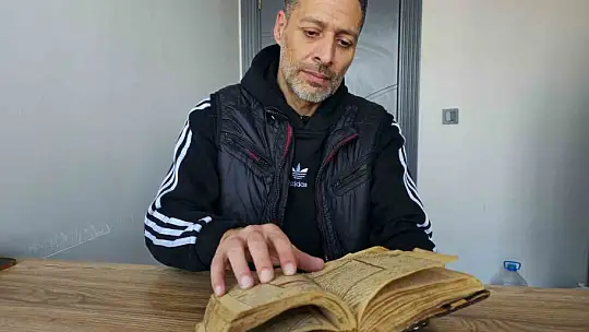 300 yıllık altın varaklı el yazması Kur'an-ı Kerim'e gözü gibi bakıyor