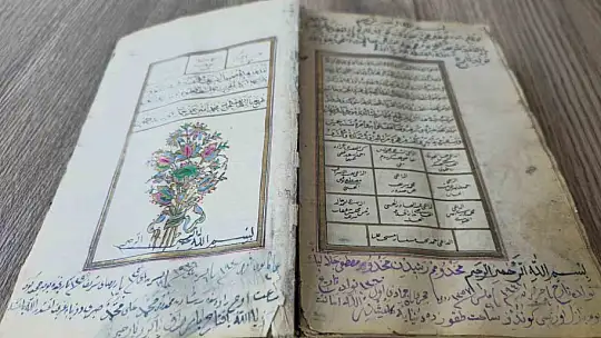 300 yıllık altın varaklı el yazması Kur'an-ı Kerim'e gözü gibi bakıyor