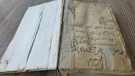 300 yıllık altın varaklı el yazması Kur'an-ı Kerim'e gözü gibi bakıyor