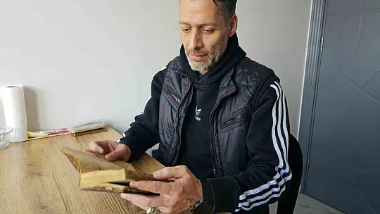 300 yıllık altın varaklı el yazması Kur'an-ı Kerim'e gözü gibi bakıyor
