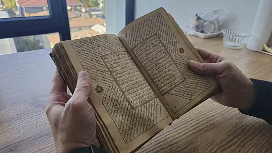 300 yıllık altın varaklı el yazması Kur'an-ı Kerim'e gözü gibi bakıyor