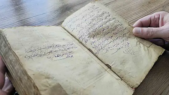 300 yıllık altın varaklı el yazması Kur'an-ı Kerim'e gözü gibi bakıyor
