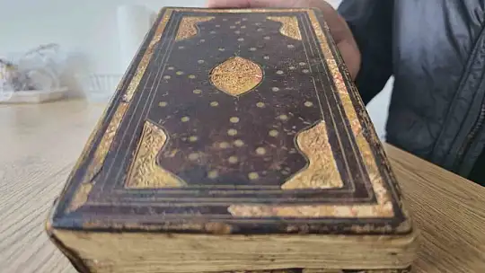 300 yıllık altın varaklı el yazması Kur'an-ı Kerim'e gözü gibi bakıyor