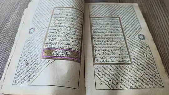 300 yıllık altın varaklı el yazması Kur'an-ı Kerim'e gözü gibi bakıyor